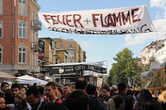 Spruchband / Transparent: FEUER UND FLAMME gegen Gentrifizierung.