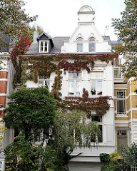 Stadtvilla in Hamburg Hohenfelde - die Fassade ist mit wildem Wein bewachsen - die Blätter haben rote Herbstfärbung.