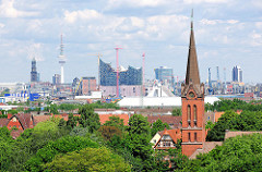 Blick zur Emmauskirche in Hamburg Wilhelmsburg - im Hintergrund die Skyline der Hansestadt Hamburg - Elbphilharmonie, Michel und Fernsehturm.