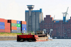 Schubschiff mit Schute im Reiherstieg - im Hintergrund Industriegebäude auf der Rethe - Rethespeicher.
