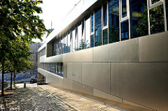 Moderne Architektur Grosse Elbstrasse / Sandberg; Metallfassade an einem Neubau.