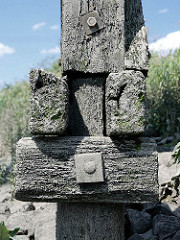 Tragender Holzbalken der ehem. historische Wassertreppe 51 in der Billwerder Bucht in Hamburg Moorfleet - der Landungssteg ist um 1912 entstanden und diente Binnenschiffe als Anleger. 2008 ist die Wassertreppe trotz Proteste endgültig abgerissen word