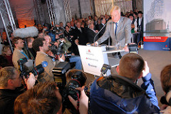 Rede des Ersten Bürgermeisters Hamburgs Ole von Beust zur Grundsteinlegung der Elbphilharmonie April 2007 - Medienrummel; Fotografen, Journalisten u. Fernsehen drängen sich um das Rednerpult.