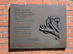 Gedenkplatte an Hamburger Roma und Sinti - Gebäude Hamburg Wilstorf.