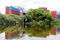 Historischer Kran - Containerstapel am Ufer des Schmidtkanals in Hamburg Wilhelmsburg.