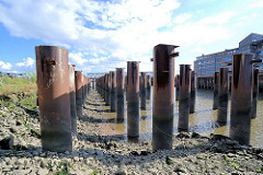 In den Hafengrund eingerammte Eisensäulen auf dem ein Lagergebäude im Magedburger Hafen stand (2007).