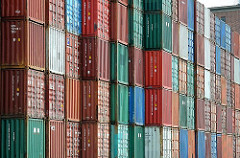 Containerlager mit hoch gestapelten Containern in unterschiedlichen Farben in Hamburg Wilhelmsburg