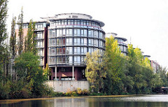 Bürogebäude am Hochwasserbassin - Büros am Heidenkampsweg in Hamburg Hammerbrook.