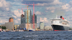 Baustelle der Elbphilharmonie mit Baukränen - Bürogebäude an der Kehrwiederspitze; das Kreuzfahrtschiff QUEEN MARY läuft aus. (2011)