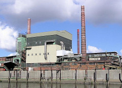 Industrie am Ufer des Müggenburger Kanals. Industriearchitektur im Hamburger Hafen - hohe Schornsteine in Hamburg Veddel.