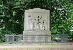 Stein-Skulptur  Husar mit Pferd - Beim Husarendenkmal.