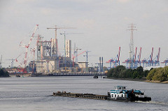 Baukräne auf der Hamburger Grossbaustelle Kraftwerk Moorburg - Schubschiff mit Leichtern auf der Süderelbe - Containerterminal Altenwerder im Hintergrund.