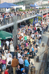 Menschenmenge an den St. Pauli Landungsbrücken - die Besucher des Hamburger Hafengeburtstages beobachten das Anlegen eines Schiffs.