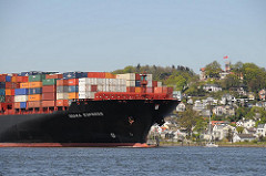 Schiffsbug der OSAKA EXPRESS mit Container beladen auf der Elbe - Häuser und Süllberg von Blankenese.