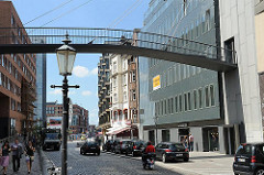 Bilder aus der Grossen Elbstrasse vom Hamburger Stadtteil Altona Altstadt. Eine Fussgängerbrücke verbindet die Gebäude beiderseits der Strasse.