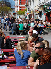 Leben in Hamburg - Geniessen der Sonne im Schanzenviertel - Cafés und Restaurants mit Tischen auf der Strasse.
