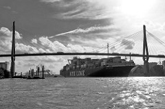 Der Containerfrachter NYK ALTAIR unter der Köhlbrandbrücke im Hamburger Hafen - das Schiff hat das Containerterminal Altenwerder verlassen und fährt Richtung Elbe.