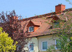 Dachfenster zwischen Bäumen und Sträuchern - Gartenstadt Steenkampsiedlung HH-Bahrenfeld.
