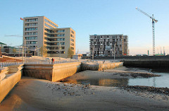 Bau der Magellan Terrassen in der Hamburger Hafencity / Sandtorhafen; das historische Hafenbecken ist stark versandet. (2005)