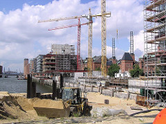 Baustelle in der Hamburger Hafencity - Baukräne am Ufer des Sandtorhafen - re. das Kesselhaus in der Speicherstadt mit den nachempfundenen Schornsteinen. (2004)