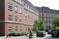 Ruhiges Wohnen in Hamburg - Seitenstrasse der Wohnanlage Leverkusenstieg, Bessemerweg. Fussgänger + Radfahrer.