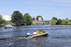 Sportboote auf der Dove-Elbe vor der Krapphofschleuse.