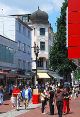 Fussgängerzone, Einkaufsstrasse in Hamburg Harburg - Lüneburger Straße.