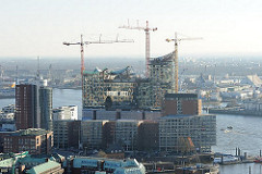 Blick auf die Baustelle der sogen. Elphilharmonie - Kaispeicher A / Kaiserspeicher - Baukräne an der Elbe - Neubau in der Hamburger Hafencity.