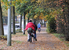 Radfahrer im Herbstlaub - Radweg Bramfeld.