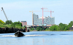 Motorboot auf dem Reiherstieg - Baustelle der Elbphilharmonie in der Hamburger Hafencity.