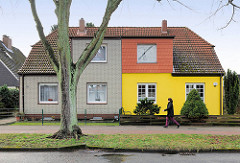 Doppelhaus in unterschiedlicher Fassadendekoration - Wohnhaus in Hamburg Hausbruch.