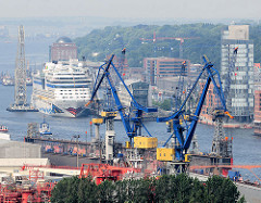 Blick über die Werftanlagen / Schwimmdock Blohm + Voss zum Hamburger Stadtteil Altona Altstadt - Bürohäuser an der Grossen Elbstrasse; Kreuzfahrtschiff und Schwimmkran am Kreuzfahrtterminal Altona.