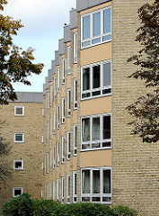 Wohnblock gelber Klinker, Fensterfront in Hamburg Hohenfelde.