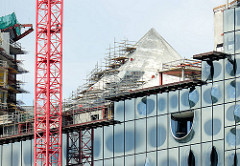 Arbeiten am Dach der Elbphilharmonie in dem Hamburger Stadtteil Hafencity.