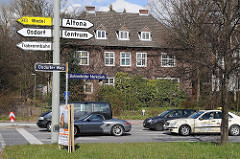 Bahrenfelder Marktplatz - Verkehrsschilder an der Ampel Wohnhaus an der verkehrsreichen Strasse.