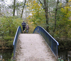 Kuehnbruecke über die Alster - Spaziergänger auf der Brücke.