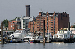 Yachthafen Hamburg, Billwerder Bucht - historisches Speichergebäude - alter Wasserturm von Hamburg Rothenburgsort