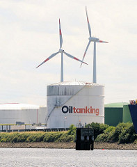 Öltanks auf der Hohen Schaar in Hamburg Wilhelmsburg, Windräder der Windenergieanlage am Ufer der Süderelbe.
