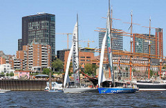 Segelboote vor Hamburg St. Pauli - Schiffe an den Landungsbrücken, Architektur.