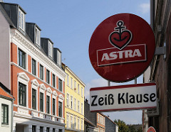 Schild für Bierwerbung - Gründerzeitwohnhäuser in der Ottensener Zeissstrasse.