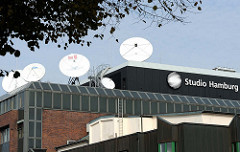 Satellitenschüsseln auf dem Dach des Gebäudes vom Studio Hamburg in Tonndorf.