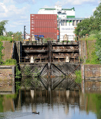 Historische Schleuse des Schmidtkanal in Hamburg Wilhelmsburg - Containerlager.