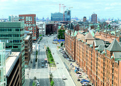 Architektur in der Hansestadt Hamburg, Stadtteil Hafencity - alte Speichergebäude, moderne Bürohäuser - Luftaufnahme am Sandtorkai.