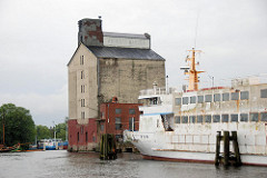 Getreidesilo Andreas Hansen / Hansenspeicher am Harburger Binnenhafen / Überwinterungshafen. Ein Schrott-Fahrgastschiff liegt am Kai. (2007)