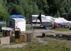Bauwagenplatz Wendebecken Hamburg Barmbek Nord. Bauwagen und Zelte auf der Wiese. (2004)