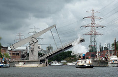 Klappbrücke hochgefahren Harburger Hafen - Lotsekanal - Dampfschiff in Fahrt.