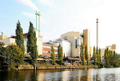 Blick über den Tiefstackkanal zur Müllverbrennungsanlage Brosigstrasse in Hamburg Billbrook - Foto der Industrieanlage - Industriefotografie.
