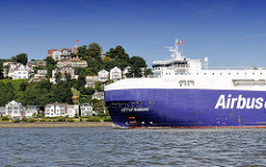 Das Airbusschiff CITY OF HAMBURG verlässt die Hansestadt - der Frachter fährt Höhe Hamburg Blankenese - im Hintergrund der Süllberg.
