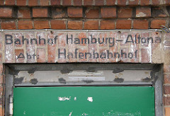 Inschrift am ehem. Bahnhofsgebäude Grosse Elbstrasse - Bahnhof Hamburg-Altona, Abt. Hafenbahnhof.