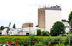 Stillgelegte Futtermittelfabrik am Reiherstieg in Hamburg Wilhelmsburg - Mobilfunkantennen auf dem Dach des Silos.